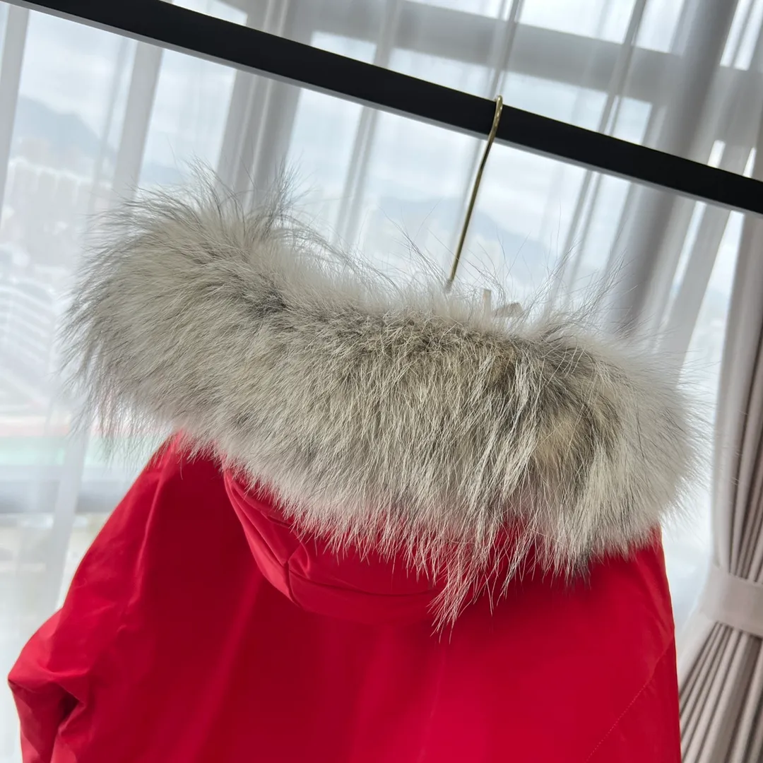 P800 Canada Goose "Canada Goose"🇨🇦 Beichen White / 08 Expedition Parka 4660M Product color: black, off-white, red, sand pink, sky blue, graphite gray, Beichen white, navy blue, sky blue, gray camouflage gray black label Product size: XS, S, M, L, XL, XXL The Expedition was originally a parka designed for scientists at the McMurdo Research Station in Antarctica. Whether your next journey takes you into the frozen urban jungle or across uncharted ice fields, wear Canada Goose's Expedition Parka and get proven results year after year in Antarctica by the National Science Foundation's Center for Polar Research.  Material list: 1⃣ Uses Y-shaped Velcro imported from Taiwan (exclusive in the market) 2⃣ Uses 18-count polyester-cotton blended fabric imported from South Korea (authentic synchronized fabric) 3⃣ National standard 80% white duck down, (zp uses 80% white duck down/90% of all boasts are fake) 4⃣ Western Canadian coyote hair (non-market dyed fox hair filled with wolf hair) Material analysis characteristics: 1⃣ The original/polyester-cotton fabric has a high polyester fiber content, and the polyester-cotton fabric has high heat and light resistance and good stability. It has bright colors, high fiber strength, durability, light resistance, heat resistance, and straightness. 2⃣ As we all know, the original version uses 80% white duck down. The fill power refers to the cubic inches of volume occupied by each ounce (30 grams) of down under certain conditions. If one ounce of down occupies 500 cubic inches, the fill power of the down is 500. So we can simply understand it as: fill power is the volume of down, and the volume of down is fill power. The higher the fill power of down, it means that under the same filling amount, down can fix a larger volume of air layer to keep warm and insulate, so the warmth retention of down is better. 3⃣ Western Canadian coyote hair, "large range of selected neck hair" is soft and fluffy, each wolf hair is 60-63 long / 14-16 wide at the peak, this width + preferred parts. It is basically unmatched by the same industry